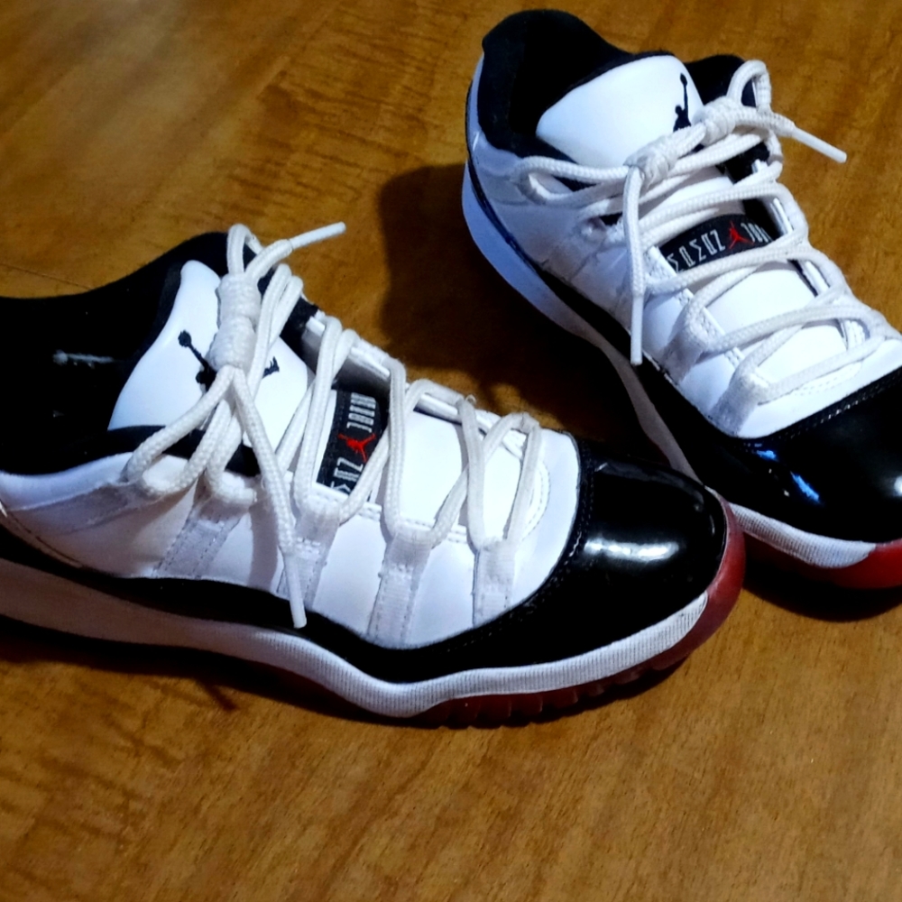 Jordan retro 11 kids size 2y